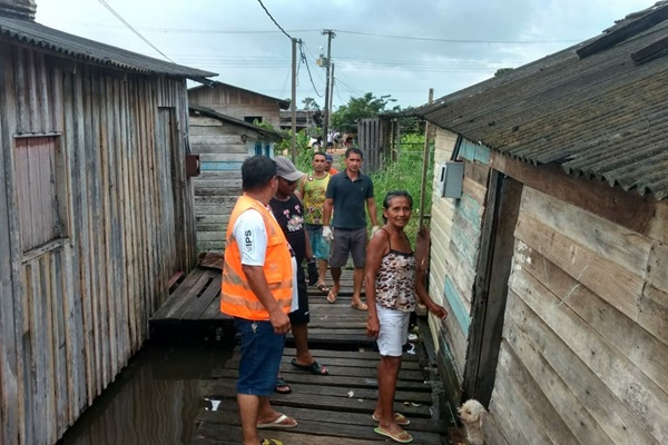 Prefeitura de Laranjal do Jari vem prestando diversos serviços durante as cheia do rio Jari.